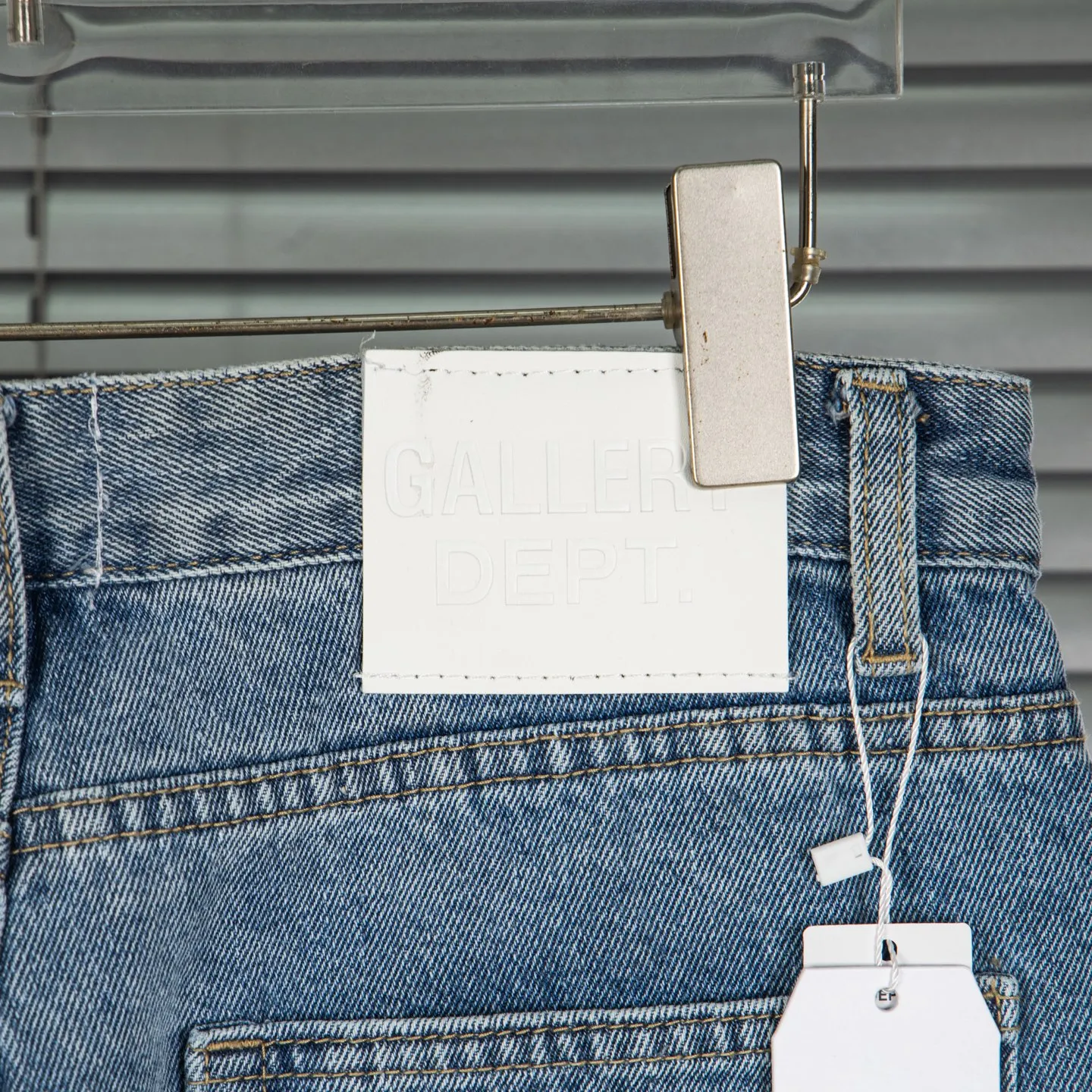 P240 Chrome Hearts Gallery co-branded limited-edition cross-flared flared jeans are a hot item this season and are sought after by countless celebrities and fashionistas. The neat details of the cutting process add color to the playful fashion! The neat and meticulous design, and the well-fitting structure is unique. The upper body not only has outstanding recognition, but also looks younger and younger. A style with the ultimate wearing meaning and performance, gorgeous color matching, and the craftsmanship of this style is also extremely extraordinary. After the finished product is washed, it is disassembled and hand-made with sheepskin cross leather and then spliced ​​together to complete. The whole piece has too many craftsmanship to describe. It is decorated with patchwork cross flowers and high-waisted washed jeans! ! Absolutely high-end luxury product, a god-level single product, a super popular product, made by top heavy industry, a magic weapon that cannot be missed to hit the streets. Style number: 1843 Size: 28 30 32 34 36 Color: blue